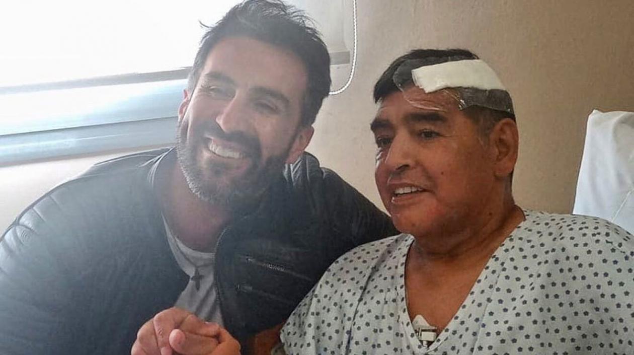 Leopoldo Duque, cirujano y uno de los imputados, posa con Diego Armando Maradona. 