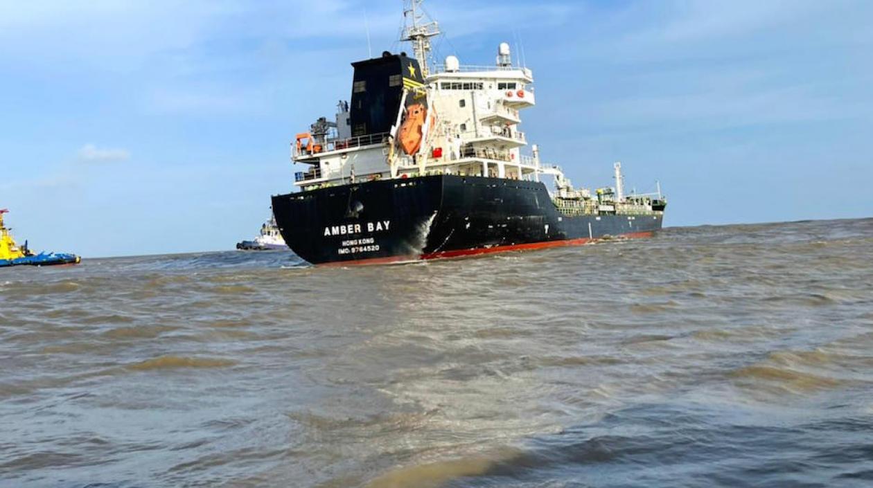 La más reciente emergencia en el puerto, el encallamiento del buque 'Amber Bay'.