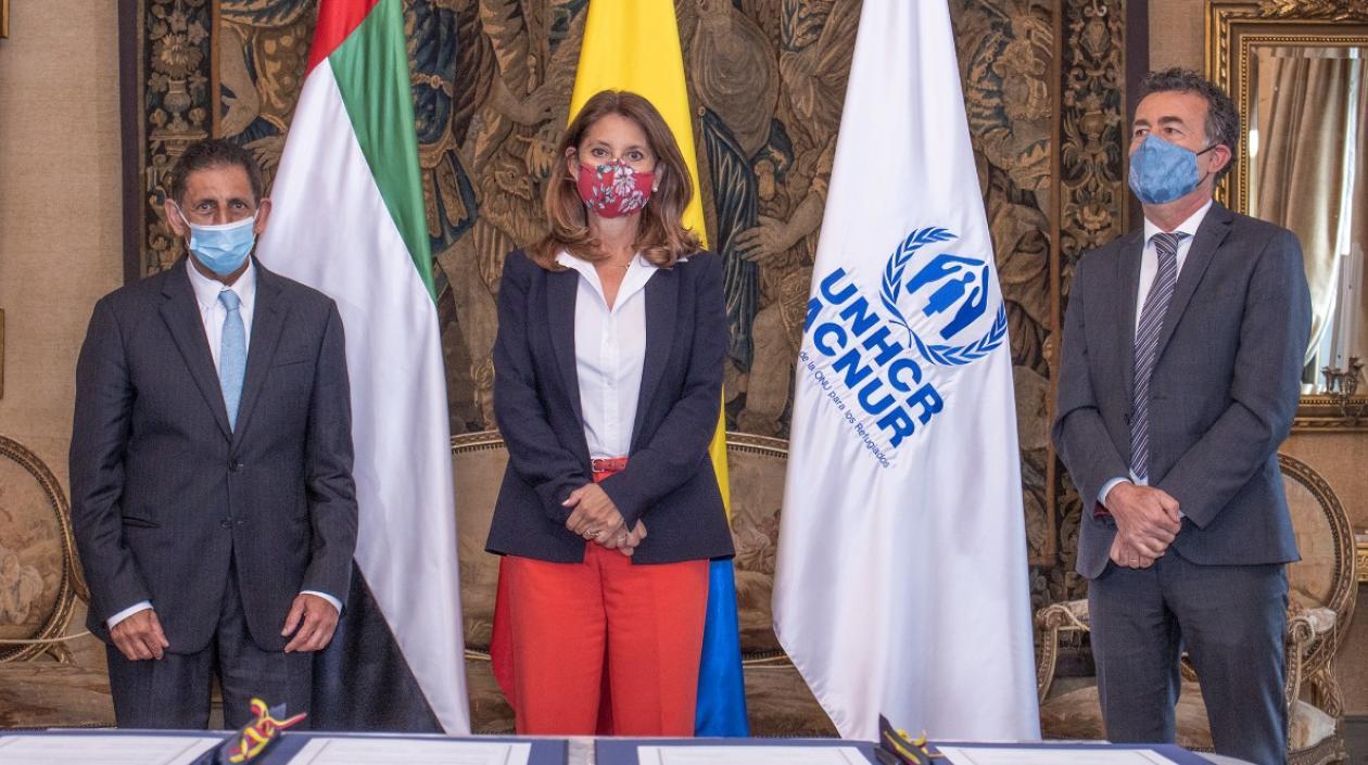 El Embajador de los EAU en Colombia, Salem Rashed Alowais, la Vicepresidente y Canciller, Marta Lucía Ramírez y el Representante en Colombia de la ACNUR, Jozef Merkx.
