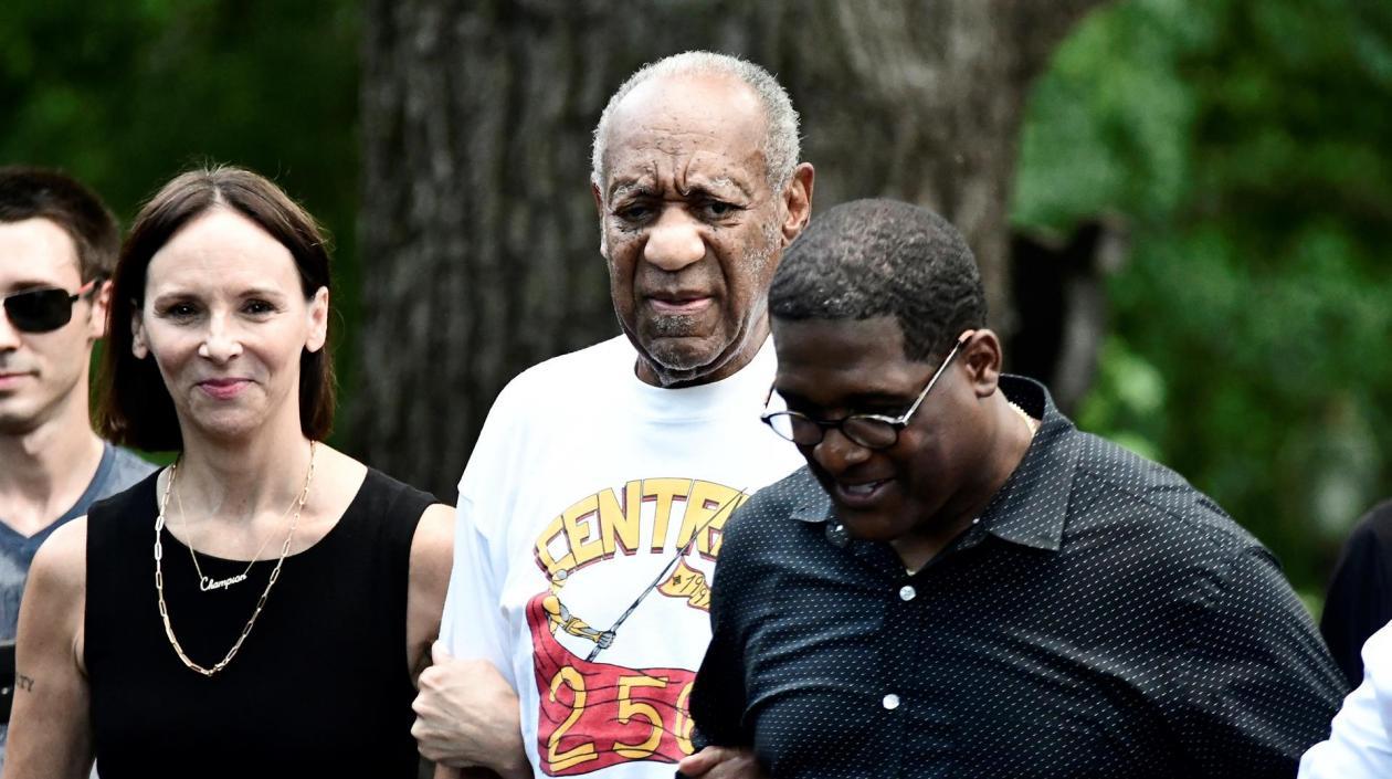 Bill Cosby saliendo de prisión