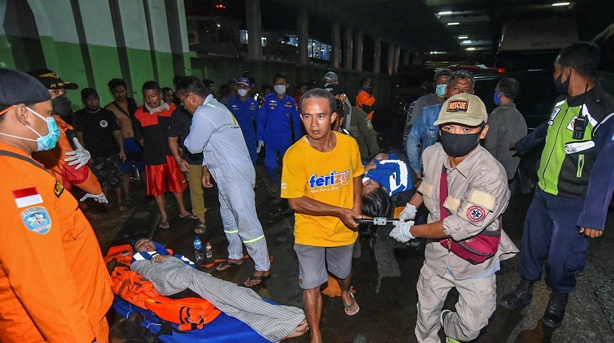 Los servicios de rescate han rescatado hasta el momento a más de cuarenta personas del ferry.