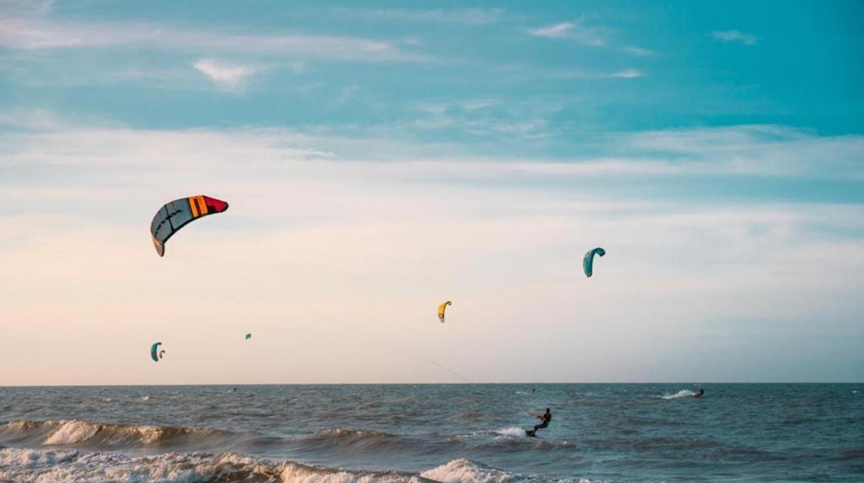 La práctica del kitesurf es posible en el Atlántico.