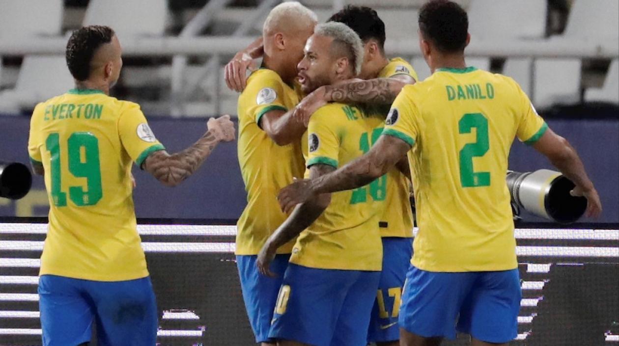 Jugadores de Brasil celebrando el gol de Lucas Paquetá.
