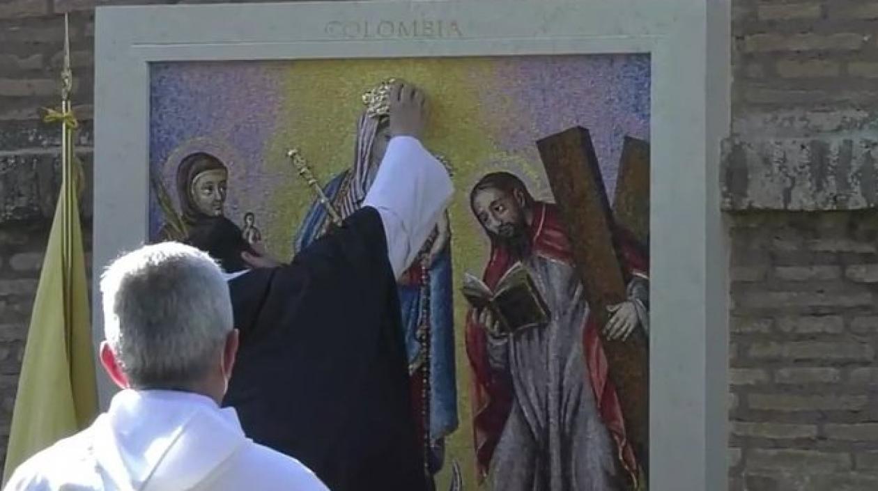 Entronización de la Santísima Virgen del Rosario de Chiquinquirá en los jardines del Vaticano.
