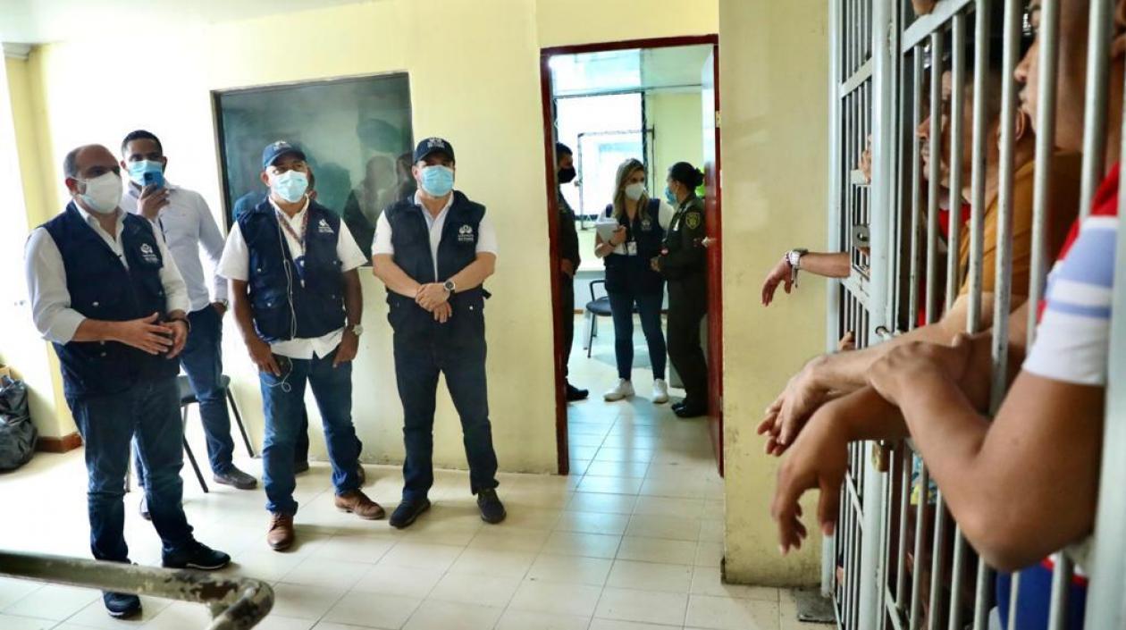 El Defensor del Pueblo, Carlos Camargo, en uno de los centros de reclusión de Cartagena. 