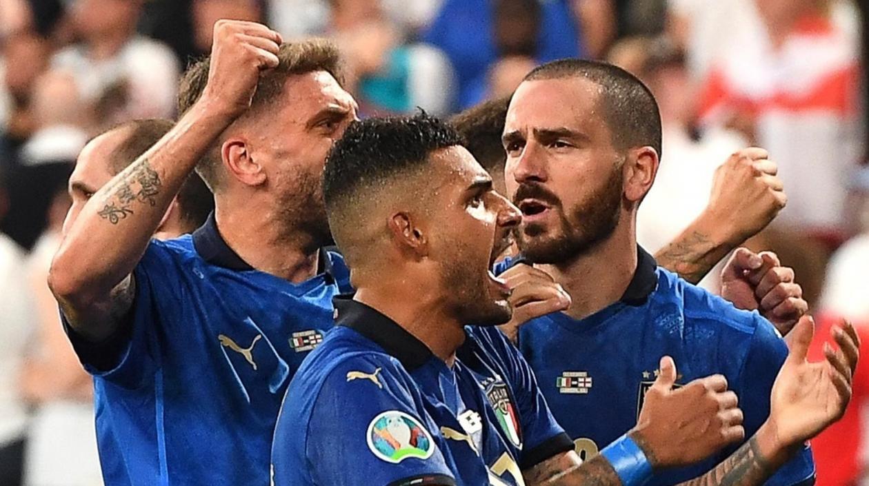Jugadores de Italia celebran el gol del empate. 