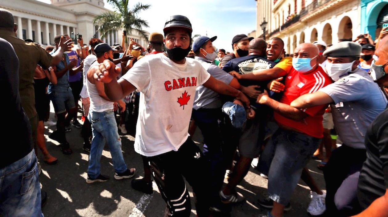 Policías cubanos arrestando a los manifestantes pacíficos.