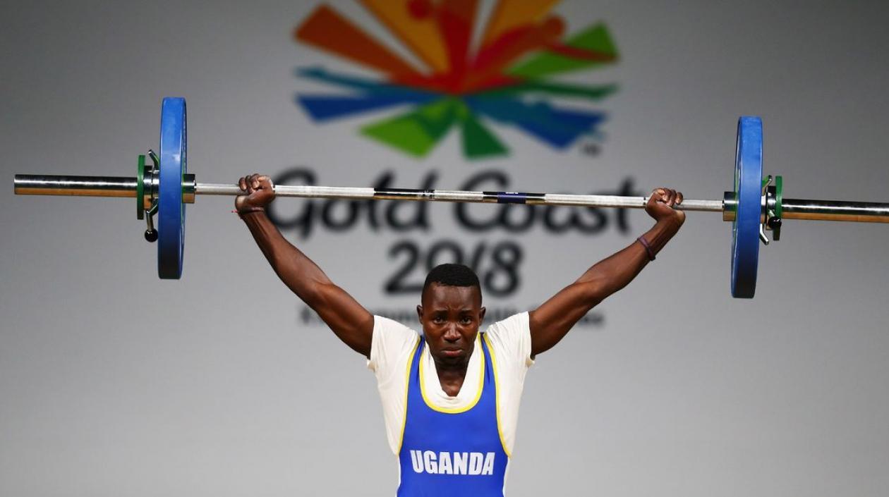Julius Ssekitoleko, levantador de pesas ugandés.