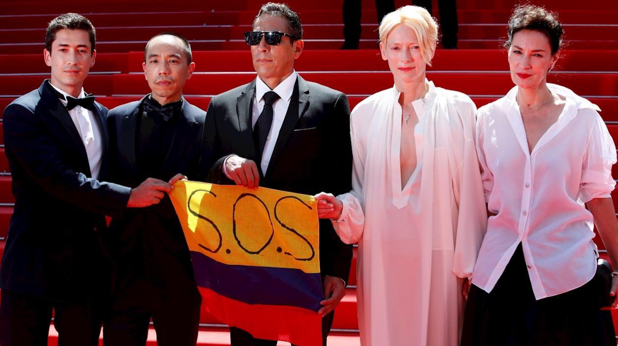 Los actores colombianos y extranjeros con la bandera.