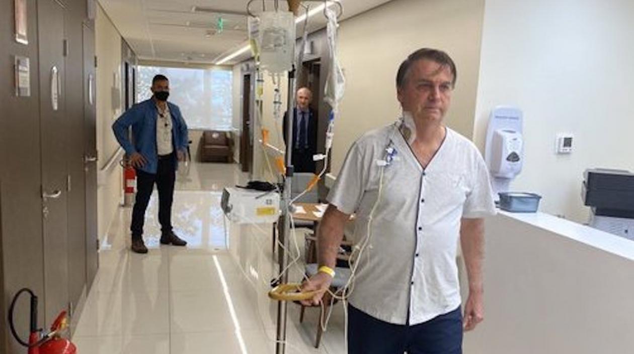 Jair Bolsonaro en una caminata por el hospital donde era atendido.