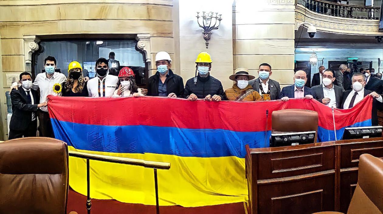 Sectores de oposición con la bandera de Colombia con los colores al revés.