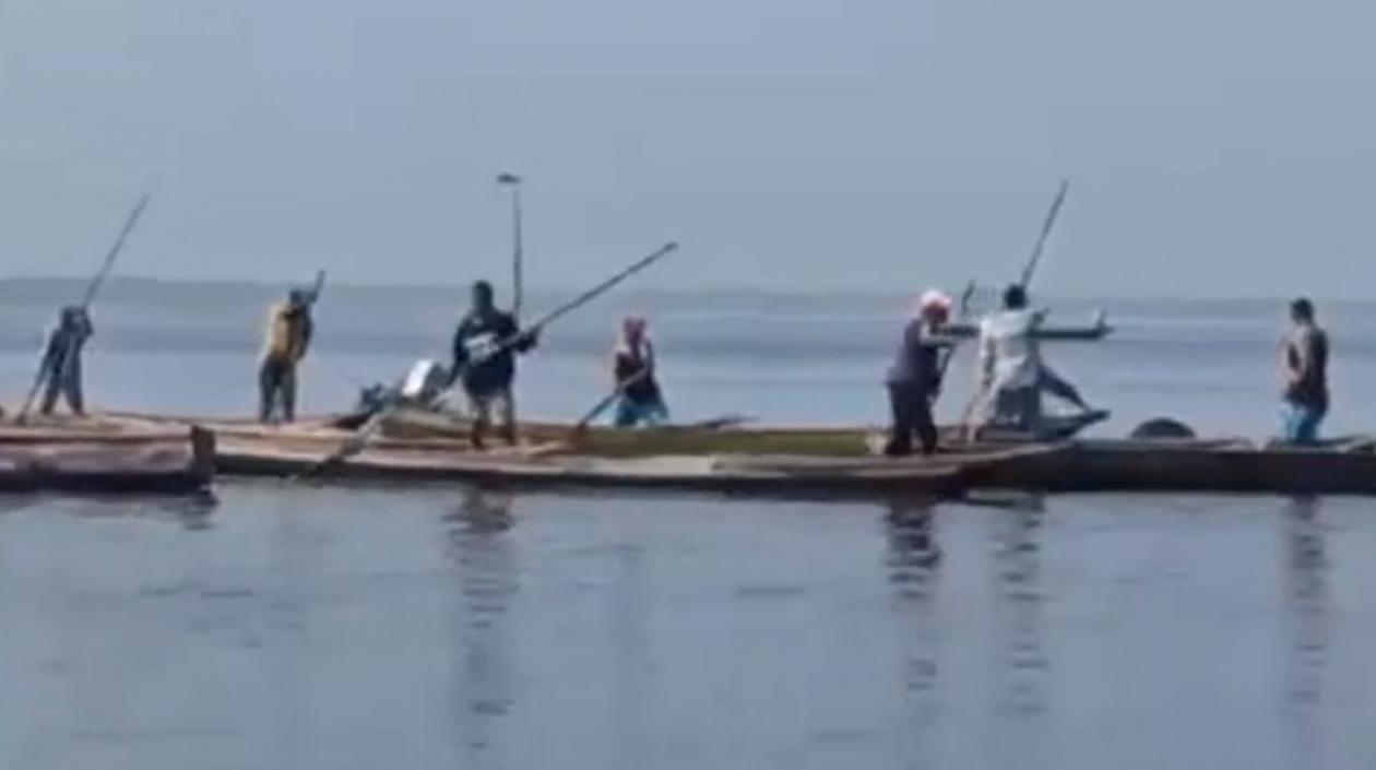 Momento que los pescadores cazaban a la manatí. 