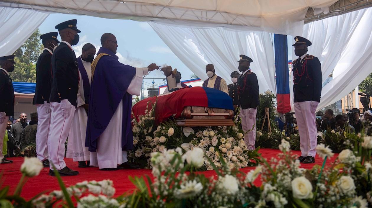  Sacerdotes ofician un acto religioso durante el funeral del presidente haitiano Jovenel Moise durante su funeral hoy, en Cap-Haitien (Haití).