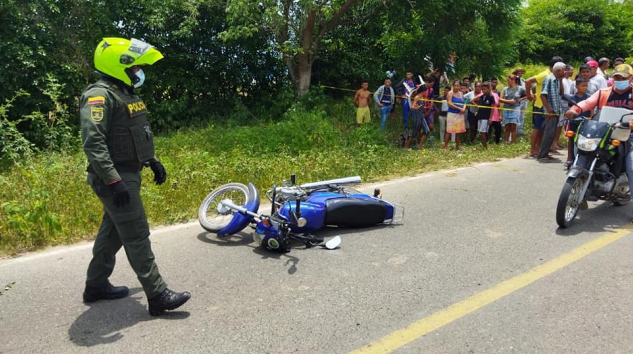 La moto en la que se movilizaba la víctima quedó tirada en la vía. 