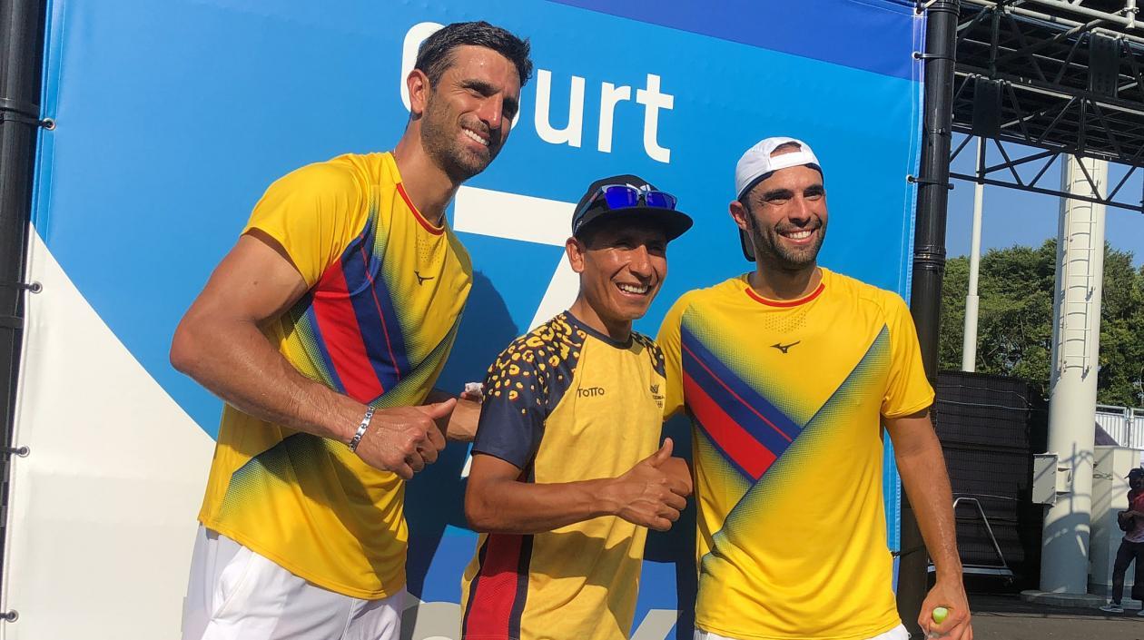 Nairo Quintana posa con los tenistas Robert Farah y Juan Sebastián Cabal. 