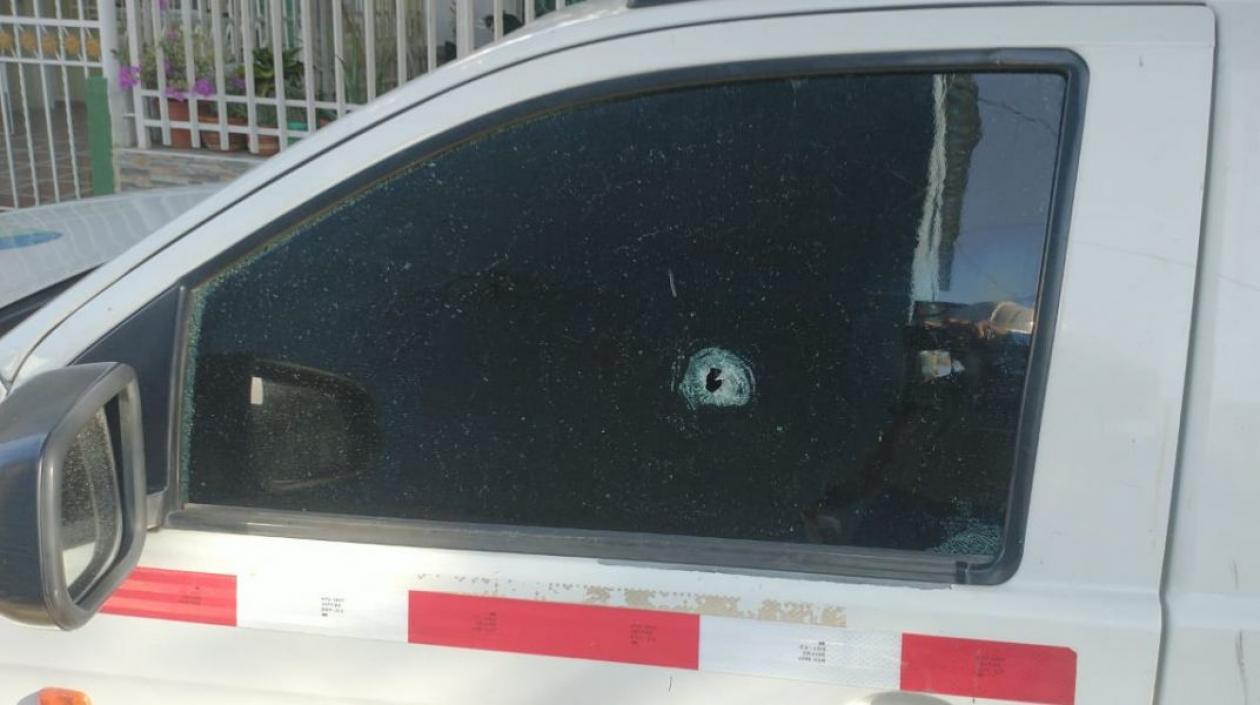 El vehículo de la cuadrilla fue impactado en el vidrio lateral. 