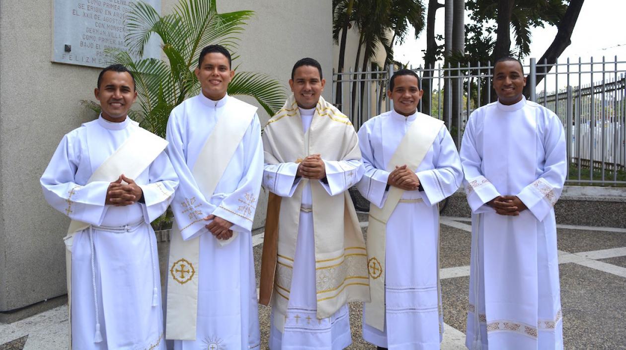 Los cuatro sacerdotes y el diácono.