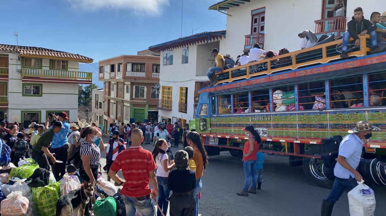 Los desplazados saliendo del casco urbano de Ituango.