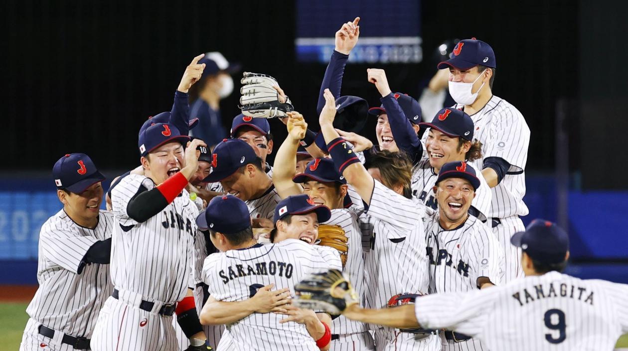 Los japoneses en la celebración del primero oro en béisbol.