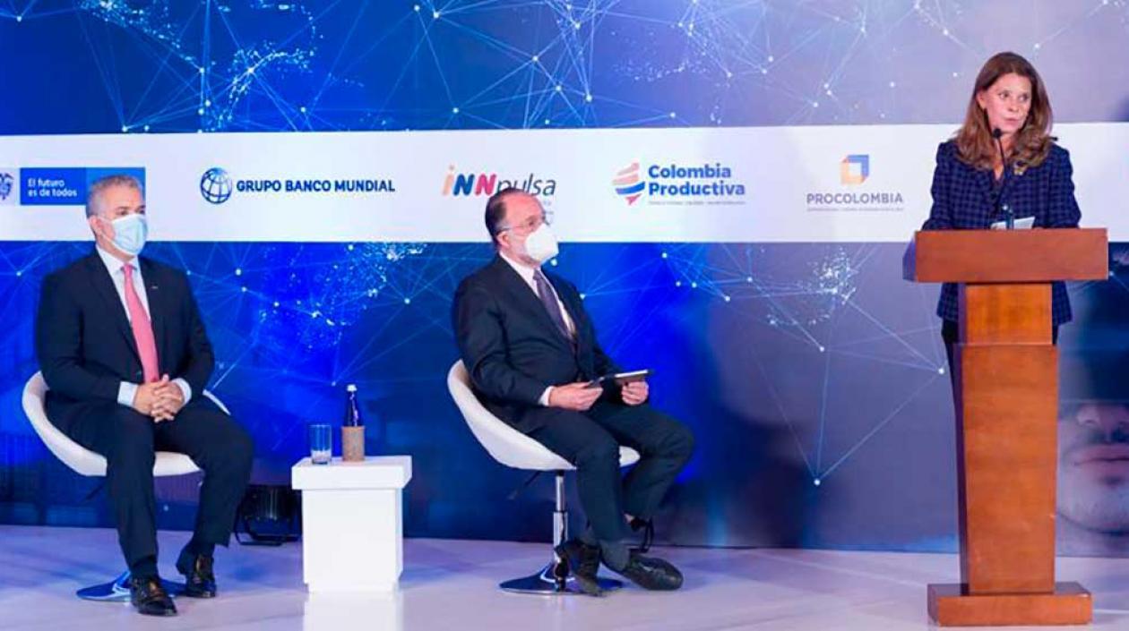 El presidente Duque, sentado a la izquierda, Ricardo Hausmann y la vicepresidenta Marta Lucía Ramírez.