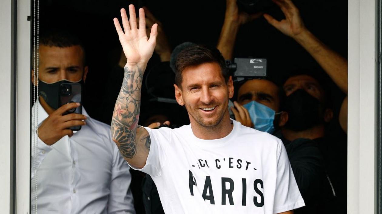 Lionel Messi a su llegada al aeropuerto de París. 