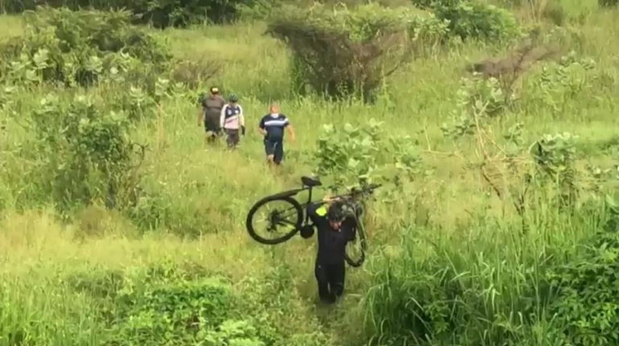 Momento en que traen la bicicleta que fue abandonada por los ladrones en el monte. 
