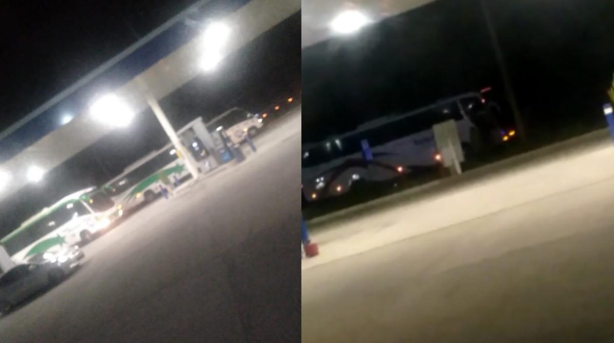 Varios buses se refugiaron en una estación de gasolina. 