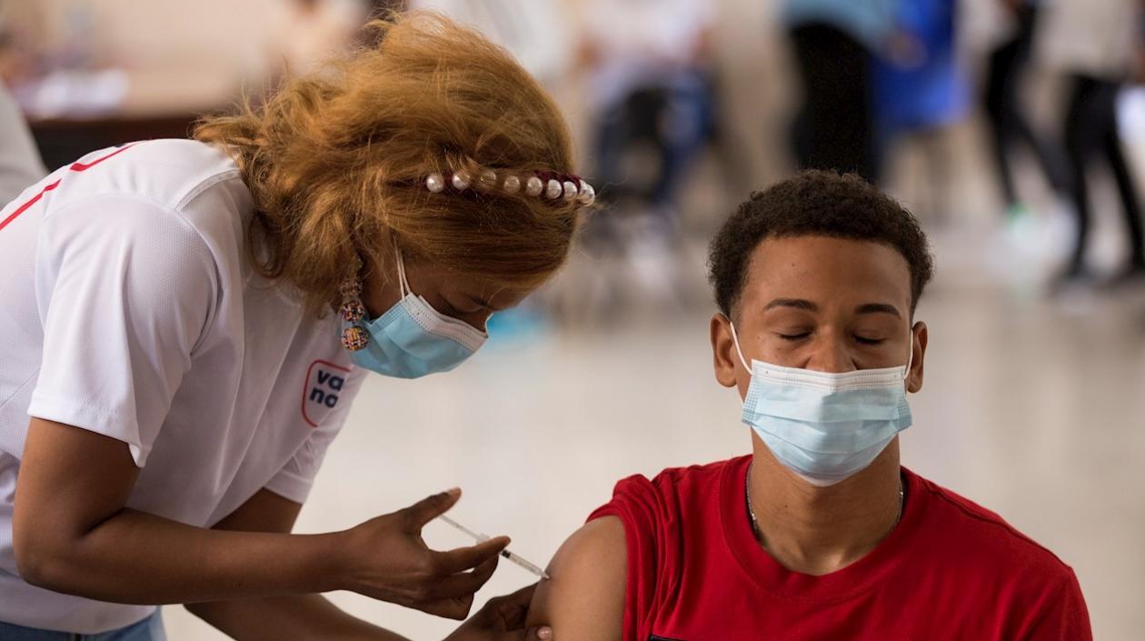 Un hombre recibe una dosis de una vacuna contra el Covid-19, en Santo Domingo (República Dominicana).  