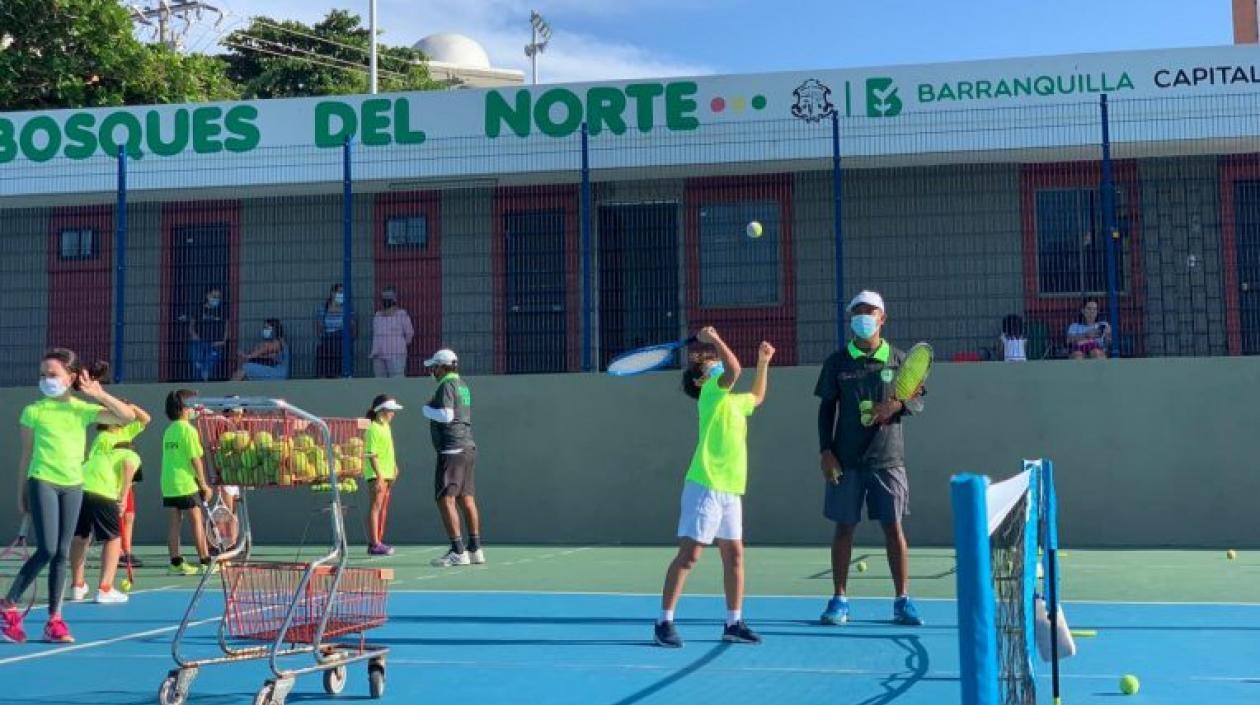 Niños en la práctica del tenis. 
