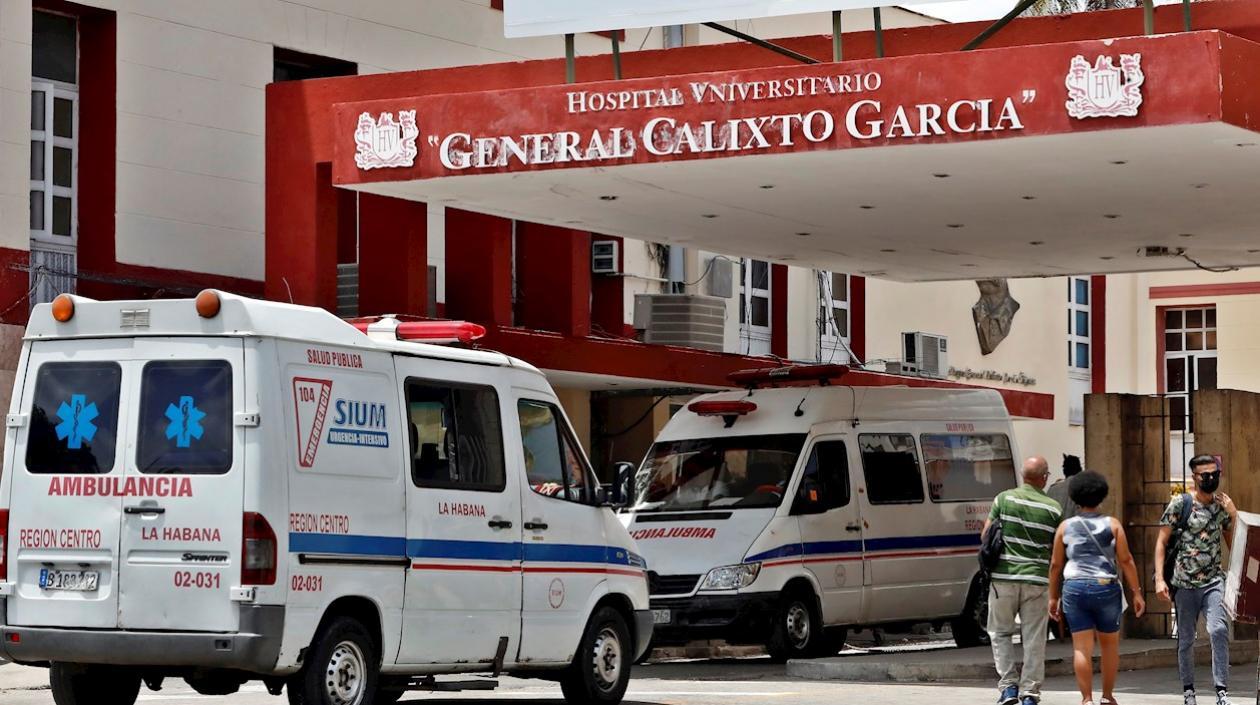 Ambulancias en el Hospital Universitario General Calixto García en La Habana (Cuba). 