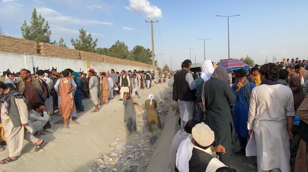 Los ciudadanos afganos no podrán ir al aeropuerto. Talibanes les dijeron que se marcharan a casa.