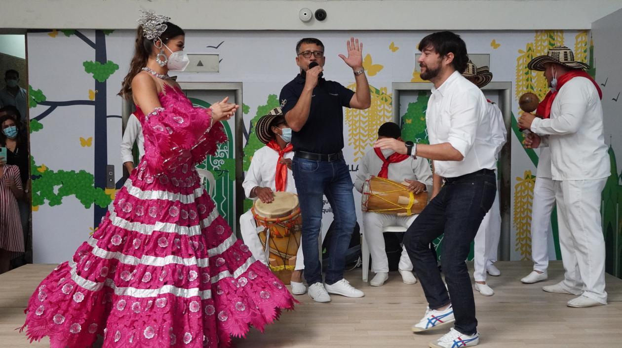 La reina Valeria baila con el alcalde Jaime Pumarejo.