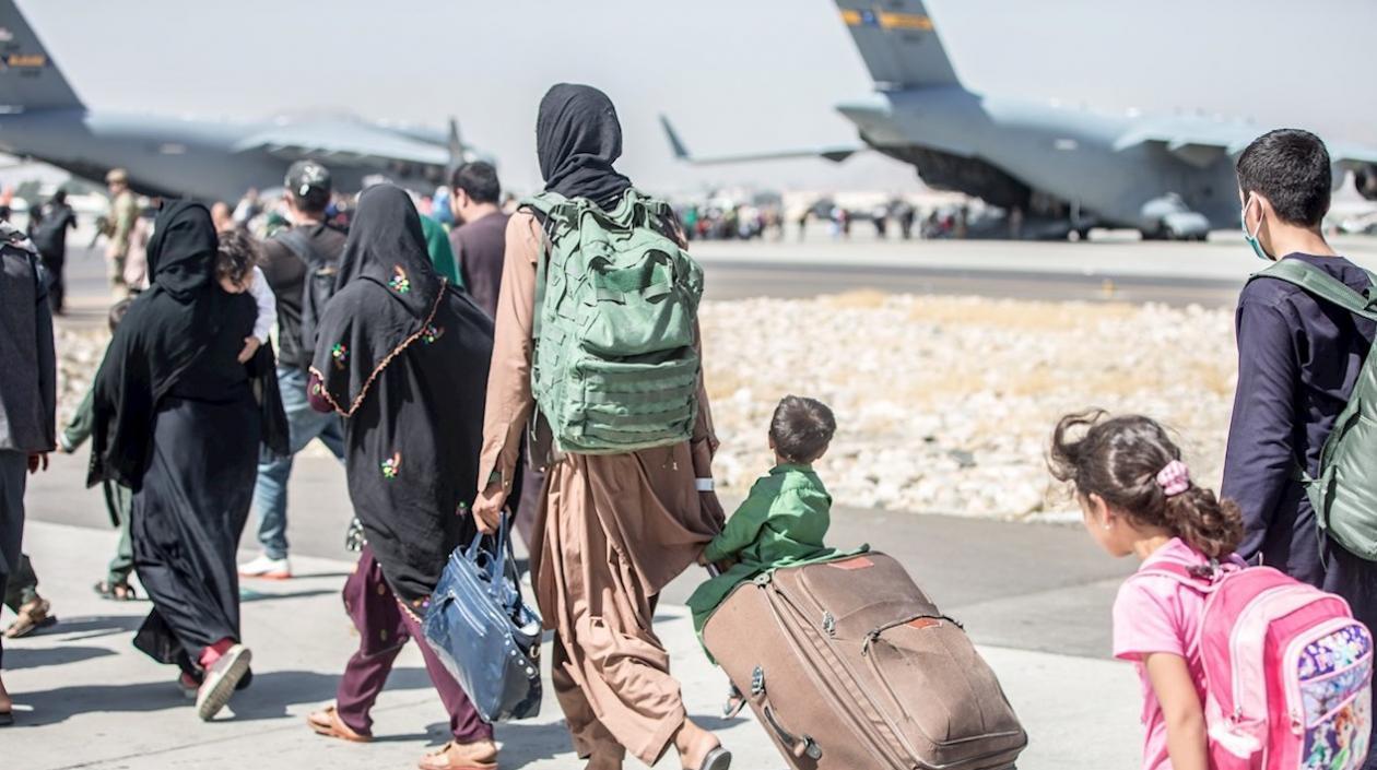 Afganos están siendo evacuados de su país.