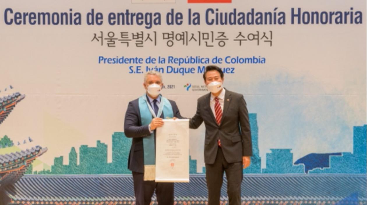 El Alcalde Oh Se-hoon entrega al Presidente Duque la ciudadanía honoraria.