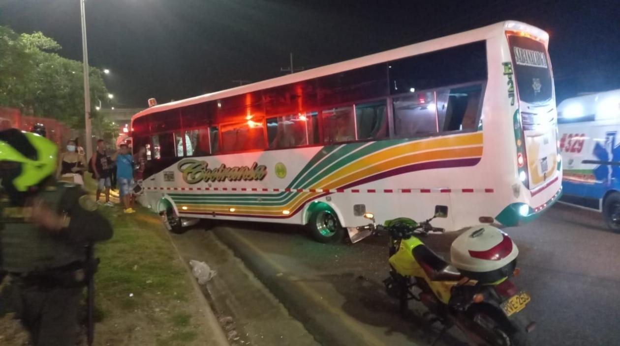 Bus accidentado tras haber sido asaltados sus pasajeros, el conductor y el ayudante.