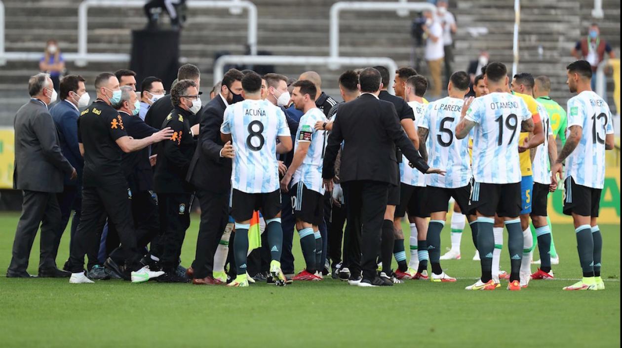 Funcionarios de la salud ingresan para suspender el partido Brasil vs Argentina.