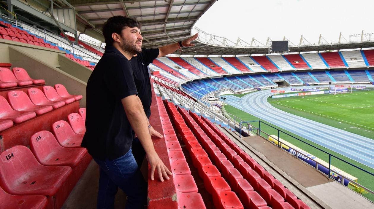 Jaime Pumarejo, Alcalde de Barranquilla, mira las obras del estadio Metropolitano.