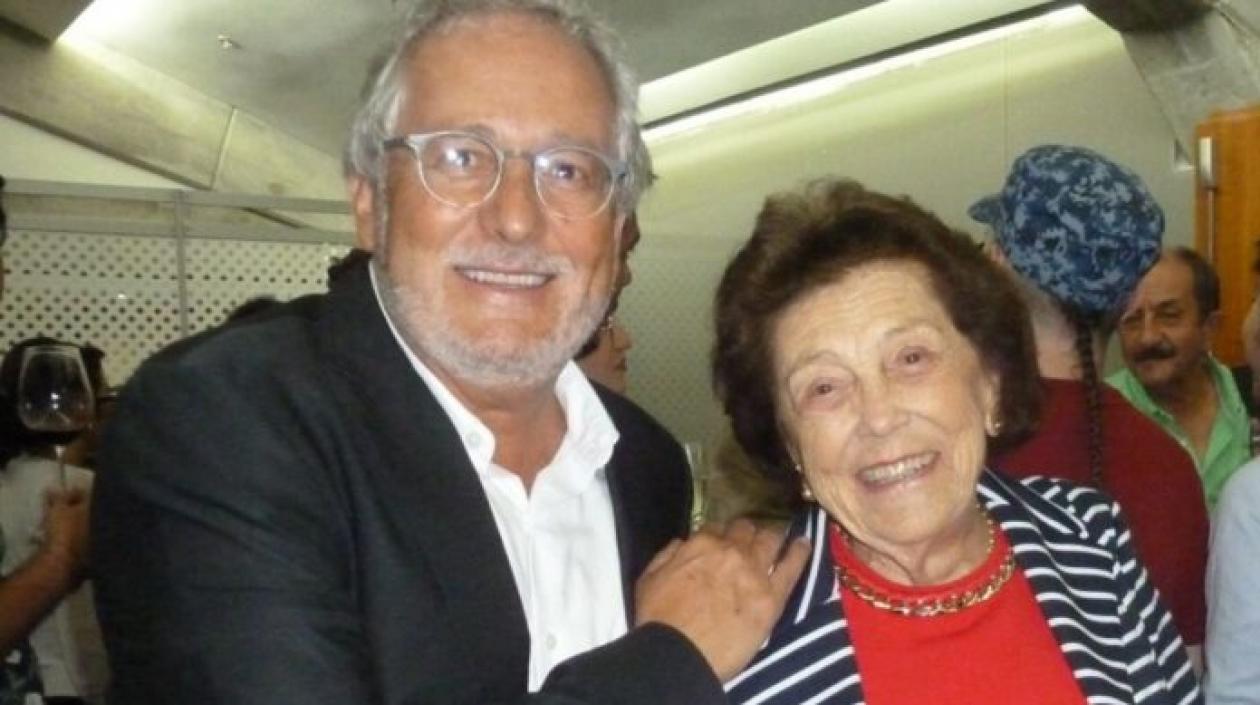 Héctor Abad Faciolince y su mamá, quien falleció a los 95 años.