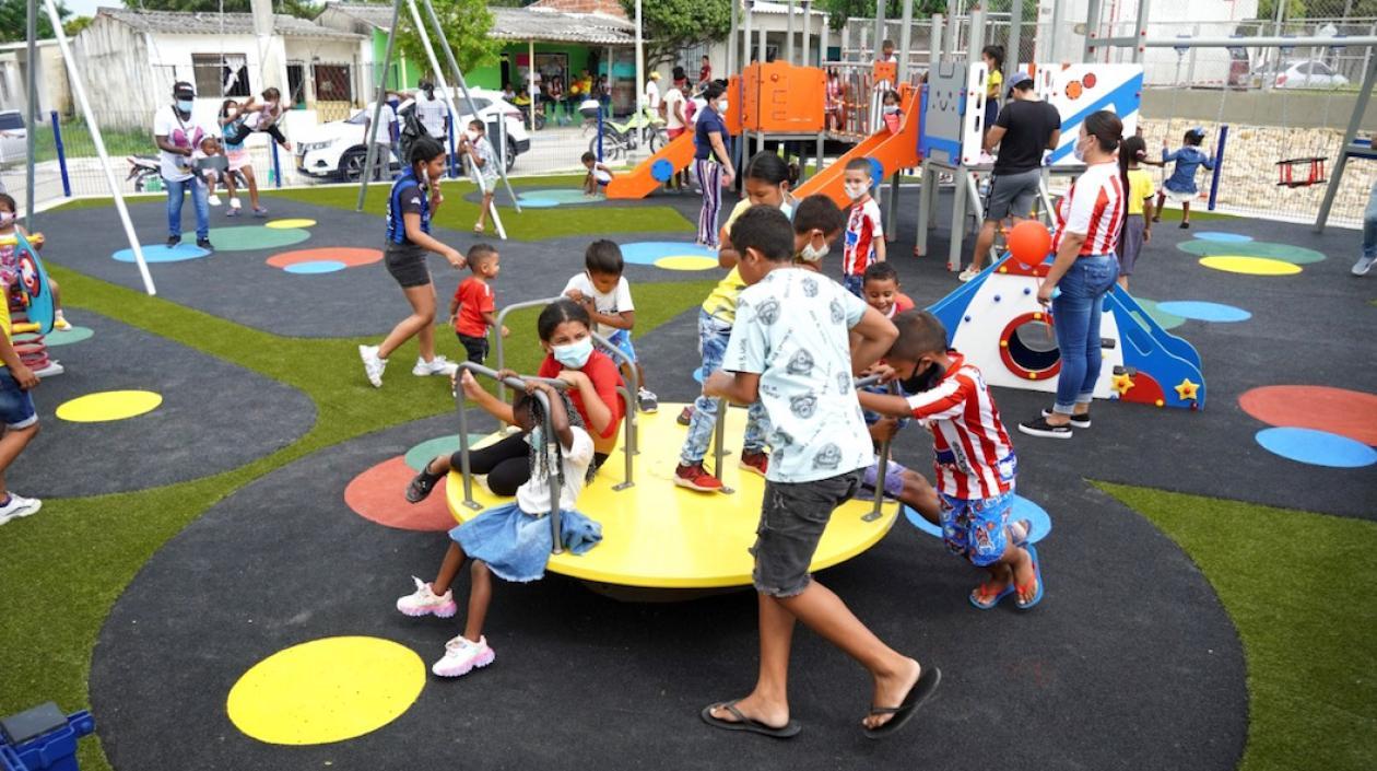 Niños y adultos disfrutando en el parque