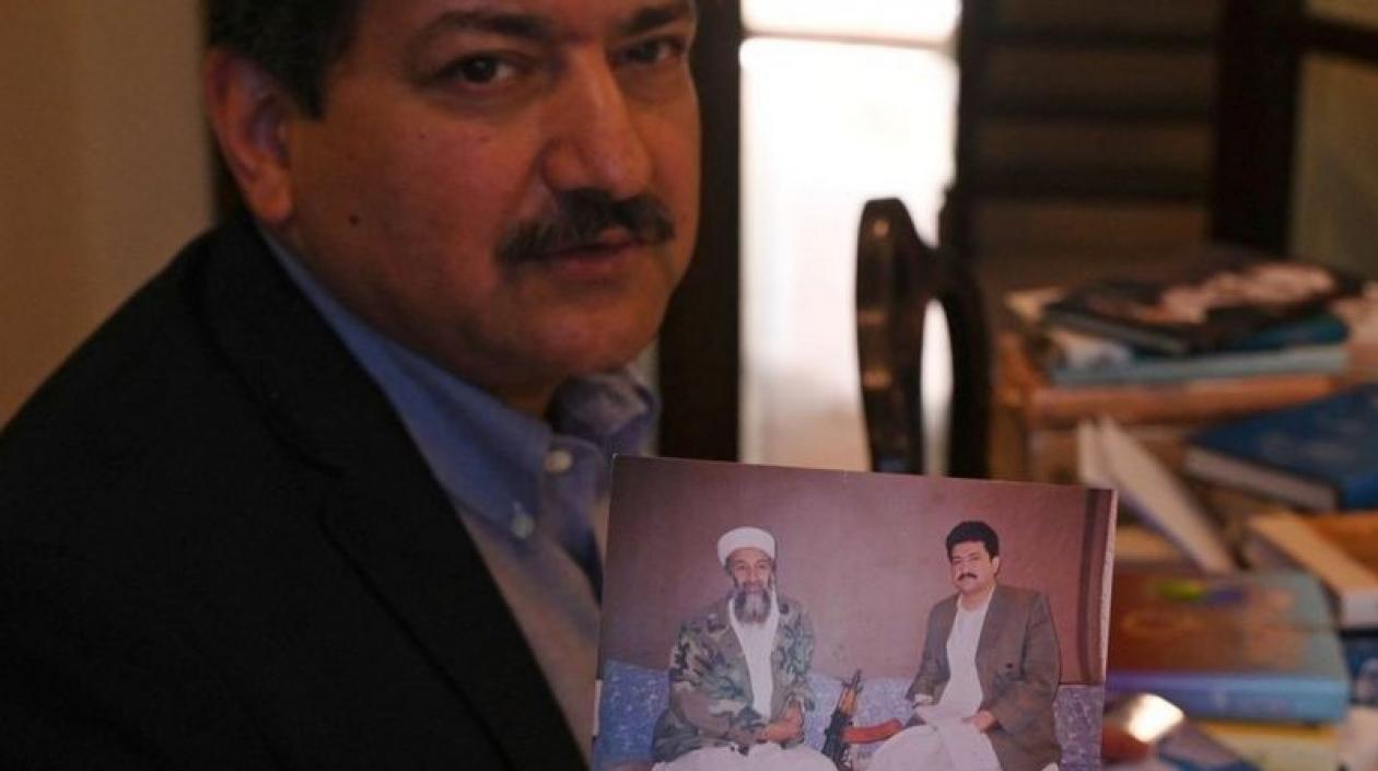 Hamid Mir muestra las fotos de Osama Bin Laden.