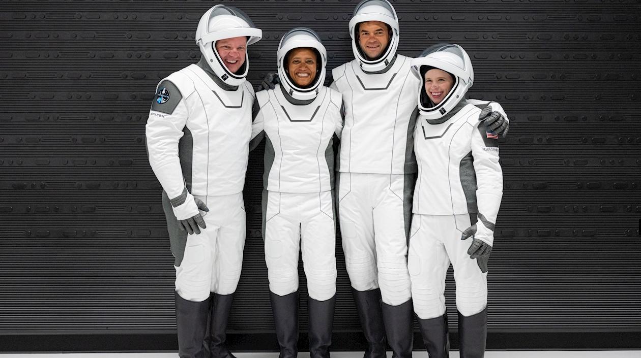 De izquierda a derecha, Christopher Sembroski, la Dra. Sian Proctor, Jared Isaacman y Hayley Arceneaux en la prueba de trajes en el Centro Espacial Kennedy en Florida.