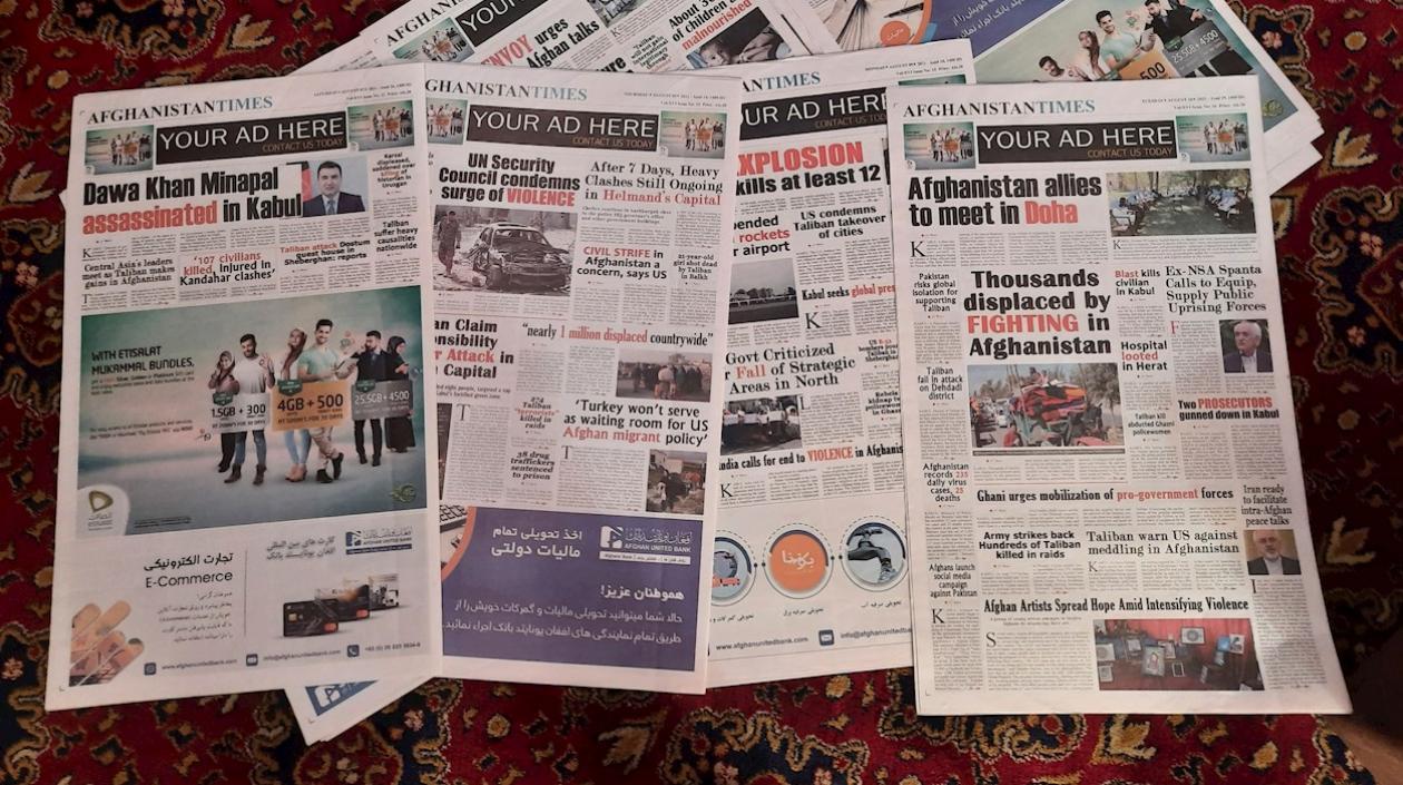 Varios ejemplares del diario Afghanistan Times.