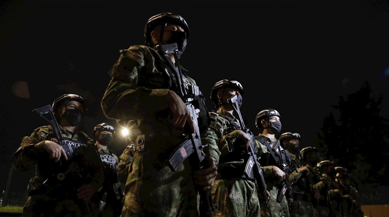 Imagen de escuadrón militar en Bogotá.