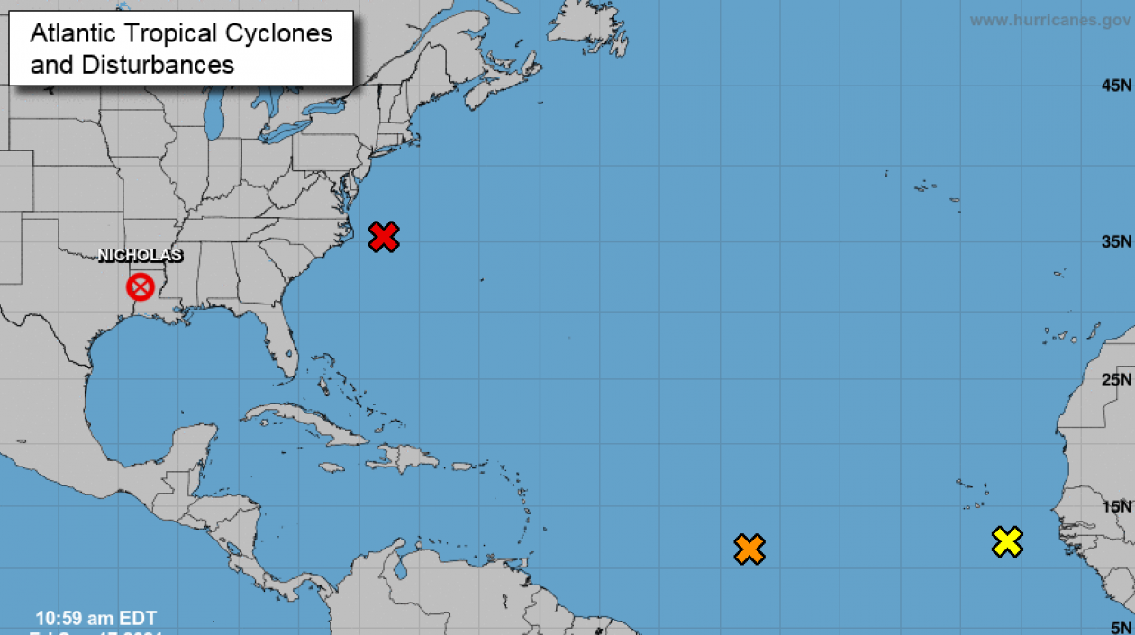 En la foto en los puntos se observa las tormentas en el Atlántico.