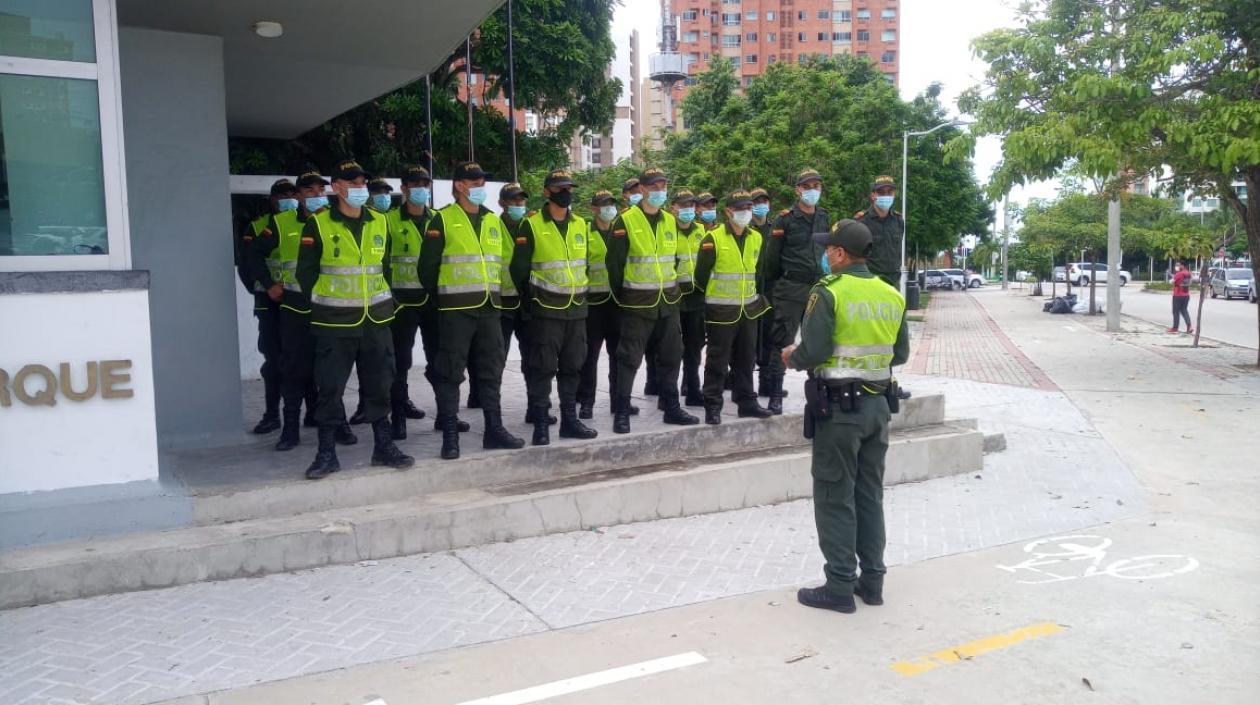 Un grupo de policías escucha instrucciones en un CAI de la ciudad de Barranquilla.