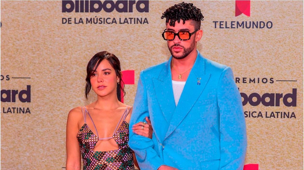 Bad Bunny, con su novia, Gabriela Berlingera, a su llegada a los Billboards a la Música Latina.