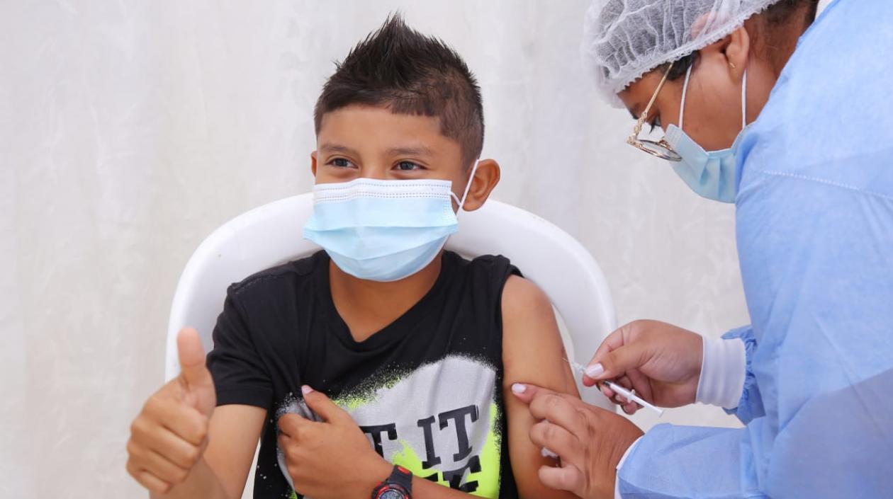 Niño vacunándose en un hospital del Atlántico.