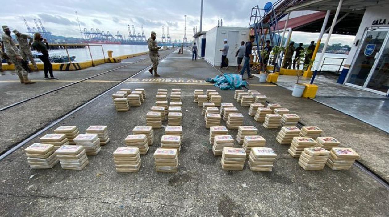 Fiscalía de Drogas en conjunto con el Senan Panamá decomisaron  335 paquetes con presunta sustancia ilícita, ocultos en una embarcación al noreste de Isla del Rey, en el archipiélago de Las Perlas.