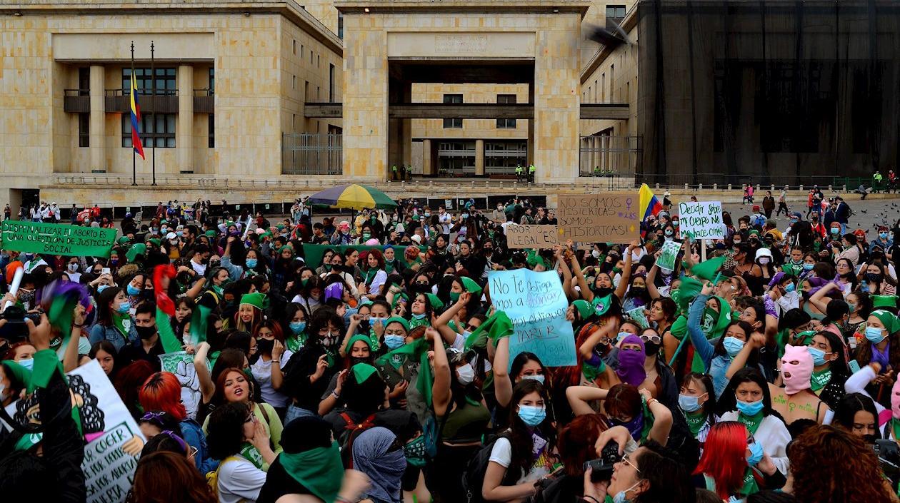 Cientos de mujeres protestaron este martes a favor del "aborto libre, feminista y antirracista" en Bogotá.