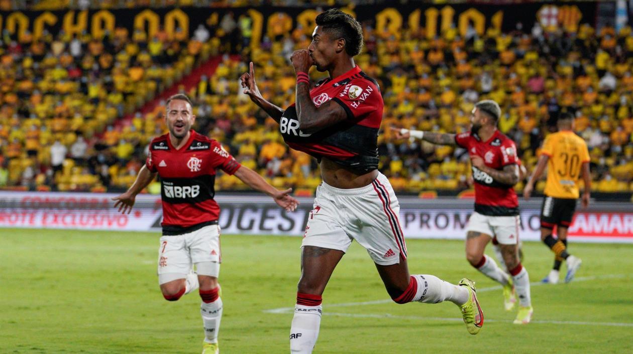 Bruno Henrique celebra uno de sus goles. 